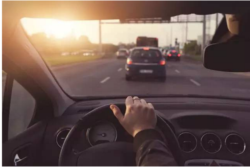 開車的這些陋習(xí)，據(jù)說會開車的人都犯過！別說你沒有！
